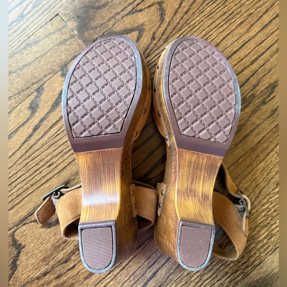 House of Harlow 1960 Tan Suede Platform Clogs with Studs Size 8.5 - Picture 15 of 16